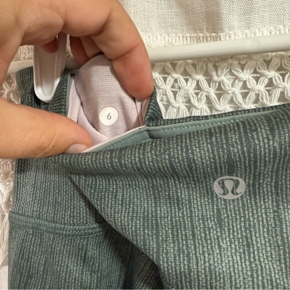 Lululemon Wunder Under Pant *Full-On Luxtreme, Size 6 - Picture 5 of 8
